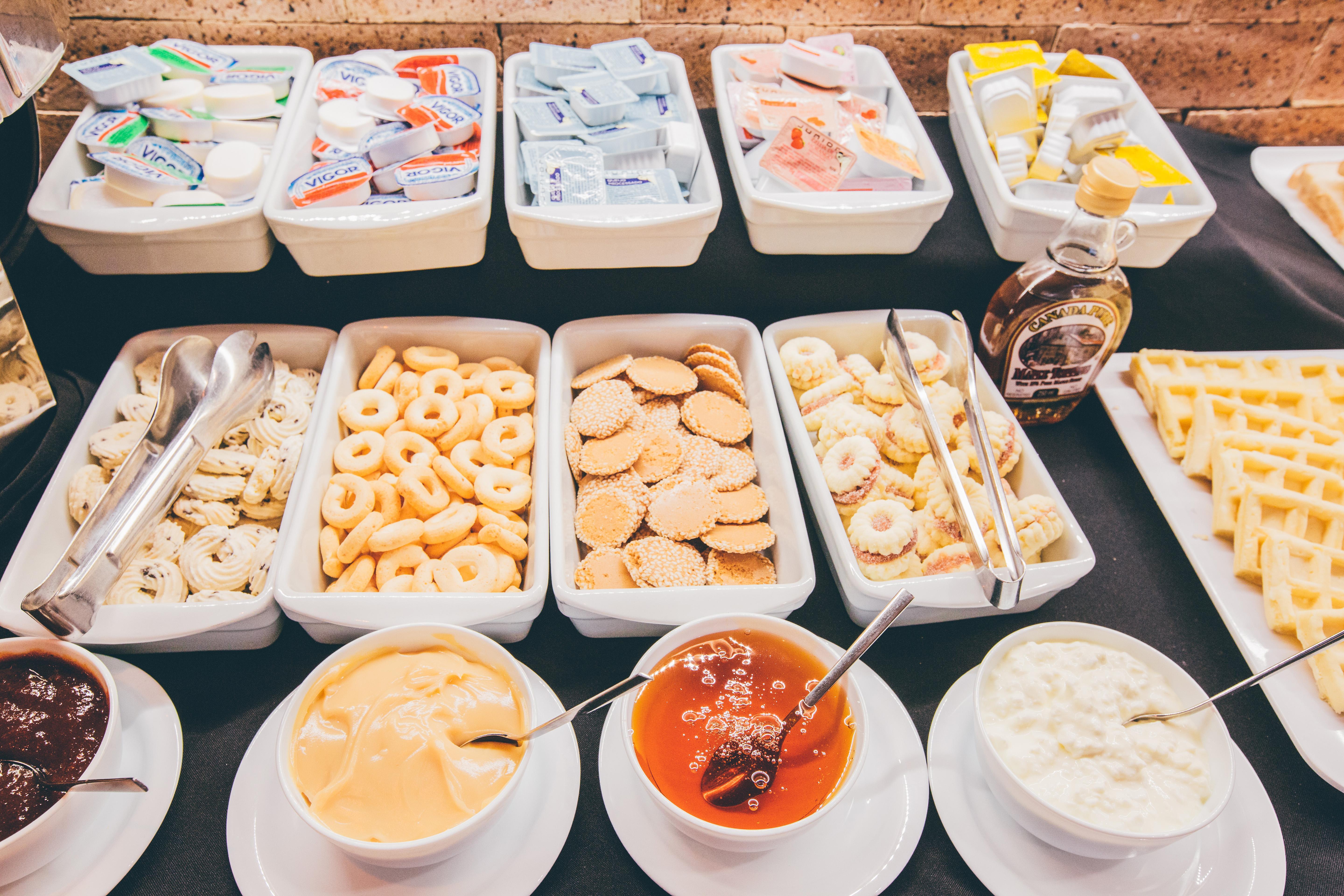 Cullinan Hplus Premium Brasilia Exterior foto A selection of cheese at a buffet